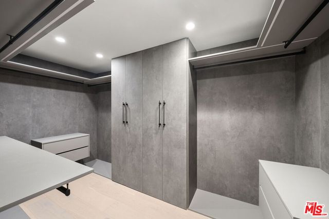 3290 N Knoll Drive, Los Angeles CA: https://media.crmls.org/mediaz/5f7dff2f-8701-4a51-8dec-61a3cbe7739a.jpg