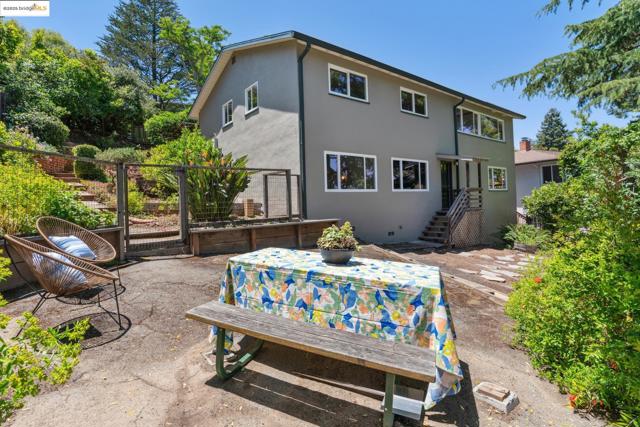 1023 Overlook Rd, Berkeley CA: https://media.crmls.org/mediaz/5f7e1b8d-83dd-4f6f-8e62-4847f7988bda.jpg