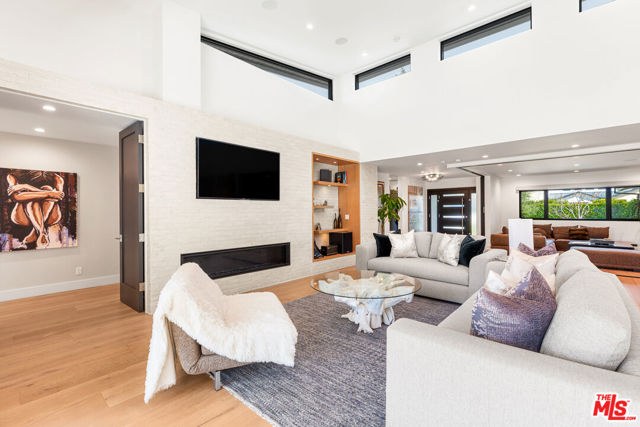 4961 Noeline Avenue, Encino CA: https://media.crmls.org/mediaz/5f7ebf51-a5cf-42c7-b5fc-97aee4e62105.jpg