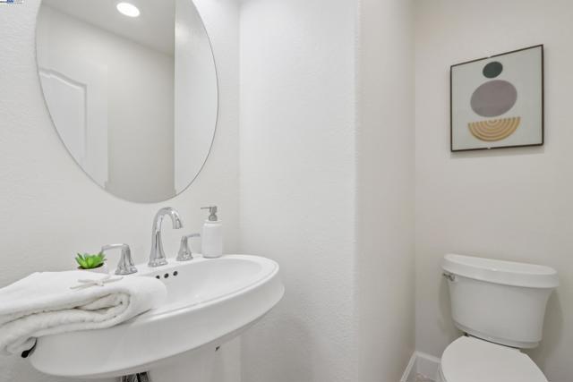 3364 Chartwell St, San Ramon CA: https://media.crmls.org/mediaz/5f7f7454-5fbc-4abe-913e-6cd5f00cc056.jpg