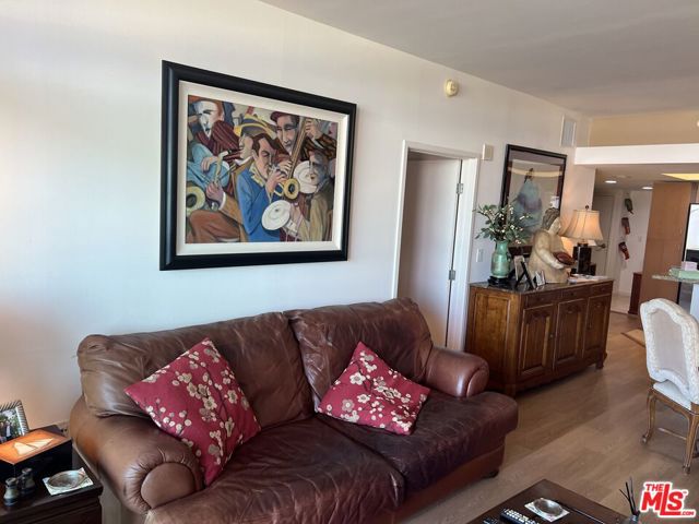 13700 Marina Pointe Drive, Marina del Rey CA: https://media.crmls.org/mediaz/5f7f7ddc-451d-4281-9214-ee185827495e.jpg