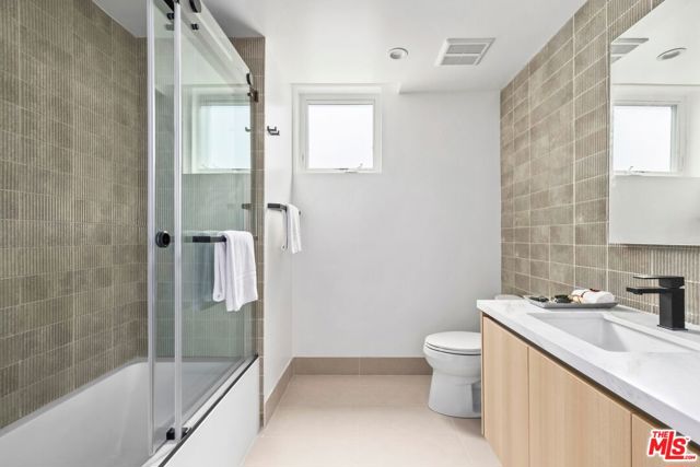 1414 1/2 S Beverly Dr, Los Angeles CA: https://media.crmls.org/mediaz/5f7fcb98-c43f-445f-ba55-cc1a24578819.jpg