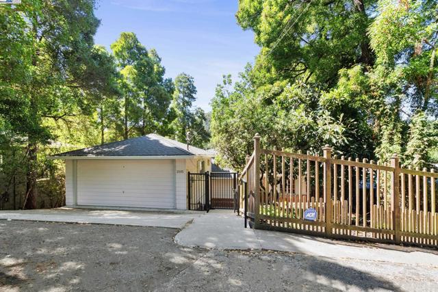 2593 El Caminito, Oakland CA: https://media.crmls.org/mediaz/5f7fdc46-9af1-4b5e-8764-0b3d078d61a5.jpg