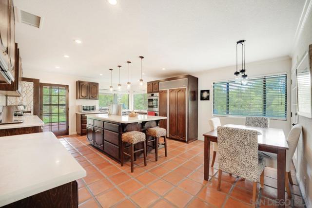 11 Country Glen Rd, Fallbrook CA: https://media.crmls.org/mediaz/5f7fe394-3dab-4de3-b7fd-62dd24c1f8b1.jpg