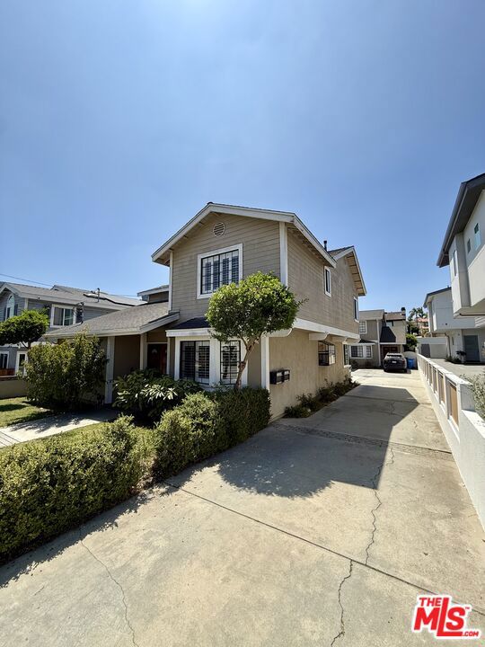 2008 Belmont Lane, Redondo Beach CA: https://media.crmls.org/mediaz/5f7fe850-6958-48cd-a34e-5b64005cb150.jpg