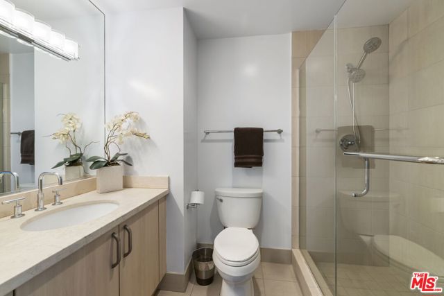 13650 Marina Pointe Drive, Marina del Rey CA: https://media.crmls.org/mediaz/5f809925-619a-45e1-a8d1-d200f3cc02db.jpg