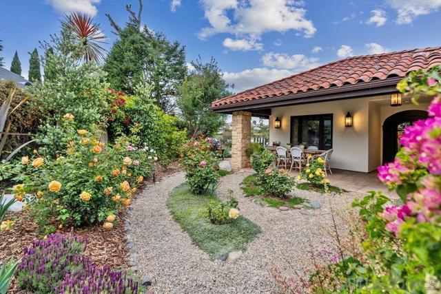 350 Punta Baja Dr, Solana Beach CA: https://media.crmls.org/mediaz/5f81e09f-cf57-4377-8e26-24883451b95c.jpg