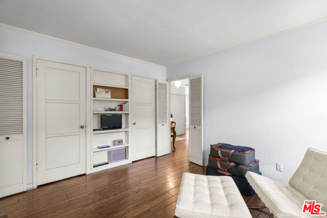 10941 Peach Grove Street, Toluca Lake CA: https://media.crmls.org/mediaz/5f824762-d7ec-4ba4-b8d6-8060e3ca8909.jpg