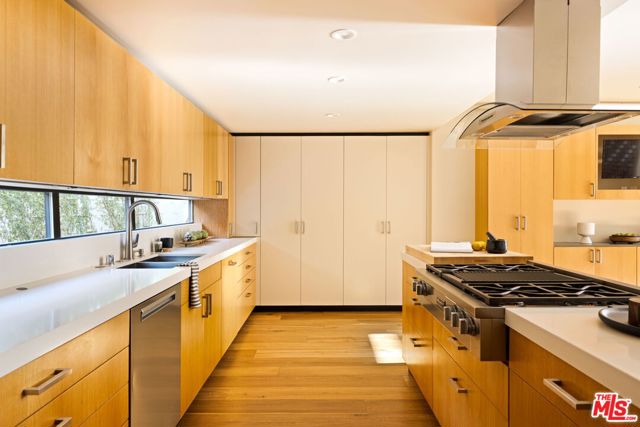 5284 Los Diegos Way, Los Angeles CA: https://media.crmls.org/mediaz/5f82a523-54b5-4eaa-ab74-528363e2d542.jpg