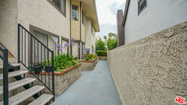 517 Fischer Street, Glendale CA: https://media.crmls.org/mediaz/5f83674f-3e31-4b0b-988b-0855c6e517e2.jpg