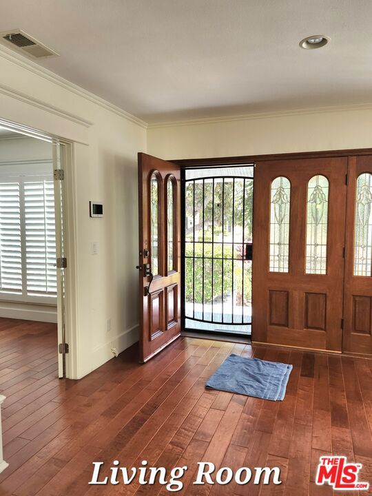 857 S Norton Avenue, Los Angeles CA: https://media.crmls.org/mediaz/5f849870-d3cc-4983-8a65-71b40b465b49.jpg