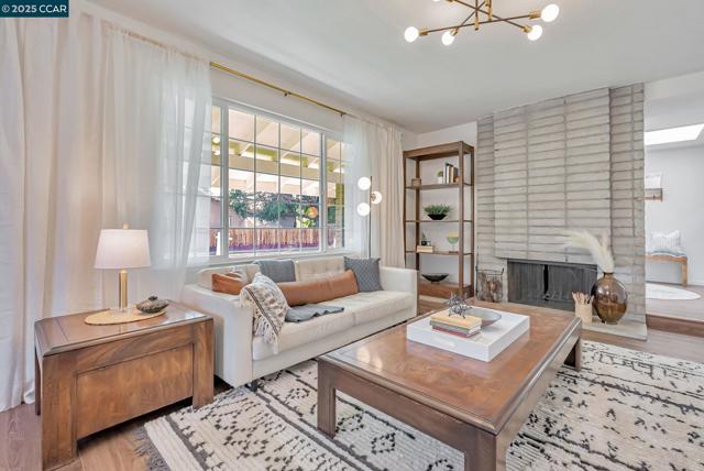 1836 Boxwood Dr, Concord CA: https://media.crmls.org/mediaz/5f84f194-d8b1-4308-8cb1-449acdf735e0.jpg