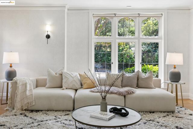 924 Trestle Glen Rd, Oakland CA: https://media.crmls.org/mediaz/5f85f77d-f08e-4b7b-8a79-d7dff02a872c.jpg
