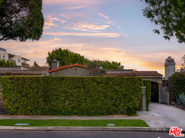 338 Westbourne Drive, West Hollywood CA: https://media.crmls.org/mediaz/5f8624b0-1ad3-49a3-a970-1fab97cc3b90.jpg