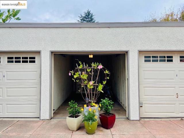 3945 Randolph Ave, Oakland CA: https://media.crmls.org/mediaz/5f872364-6381-46e0-a4db-454fb8d5f885.jpg