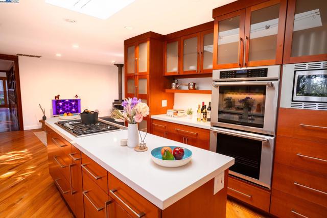 351 El Toyonal, Orinda CA: https://media.crmls.org/mediaz/5f874e9f-4cce-477f-872b-9608139936da.jpg