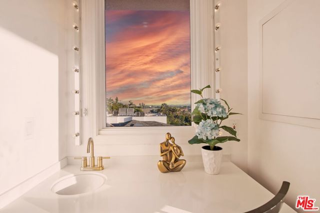 905 Berkeley Street, Santa Monica CA: https://media.crmls.org/mediaz/5f879cc8-895c-4965-a1df-7207e11ae3fd.jpg