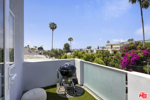 1400 N Vista Street, Los Angeles CA: https://media.crmls.org/mediaz/5f891ddb-857f-46eb-84f3-0890389f5bf9.jpg