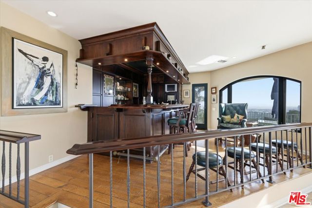 1284 Lago Vista Drive, Beverly Hills CA: https://media.crmls.org/mediaz/5f8947cf-8000-4175-b679-4e7558905692.jpg