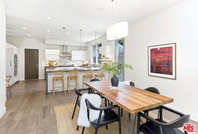 653 Oxford Ave, Venice CA: https://media.crmls.org/mediaz/5f8a22ce-c756-4fbe-8fcf-fa5306e23566.jpg