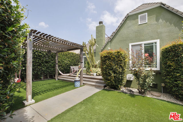 3911 Exposition Boulevard, Los Angeles CA: https://media.crmls.org/mediaz/5f8a297d-e6d1-40b9-92f9-046074e97c34.jpg