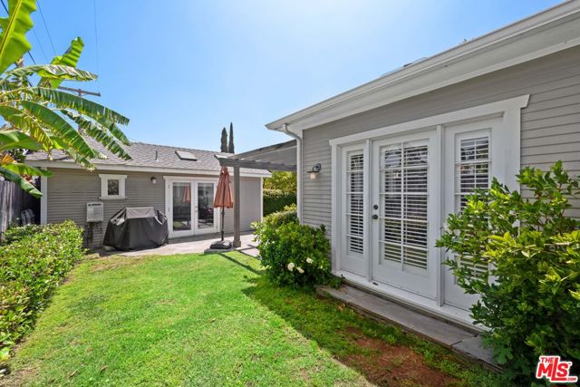 568 N Gower Street, Los Angeles CA: https://media.crmls.org/mediaz/5f8bc347-1bbc-4926-8a76-299df7929d8f.jpg