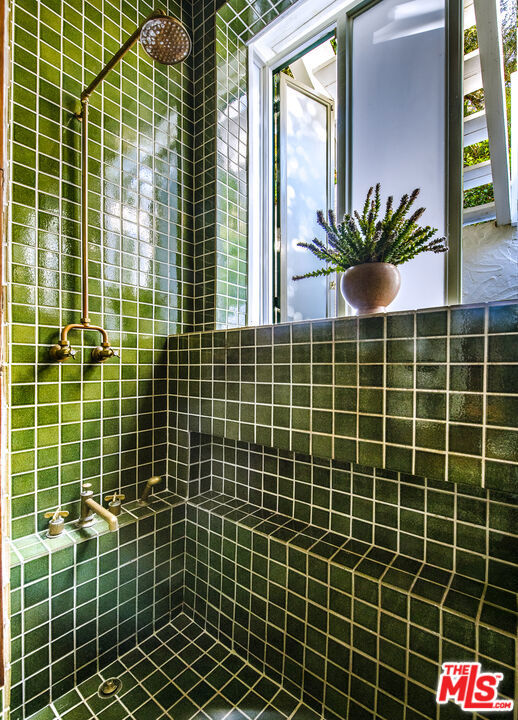 8027 Willow Glen Road, Los Angeles CA: https://media.crmls.org/mediaz/5f8bc9cb-1587-4205-b532-f9fdaa980aa4.jpg