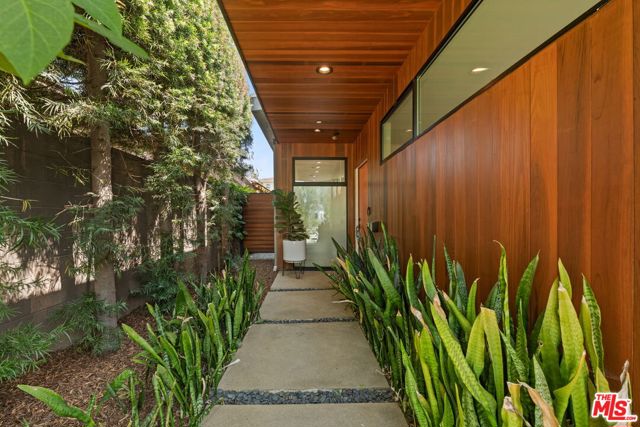 4276 Campbell Drive, Los Angeles CA: https://media.crmls.org/mediaz/5f8c3379-9466-4bb8-b7de-a2db089f0a45.jpg