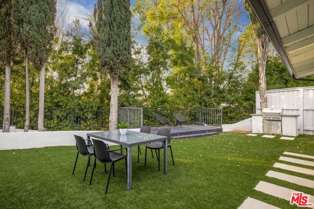 16733 Oak View Drive, Encino CA: https://media.crmls.org/mediaz/5f8c409c-72e6-40d6-ba1f-12180c7f78a2.jpg