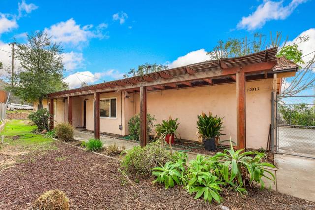 12313 Winter Gardens Dr, Lakeside CA: https://media.crmls.org/mediaz/5f8c7a3e-0ca8-4656-8a3b-2dd3f714b5d9.jpg