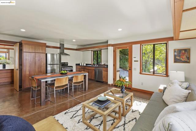 25 Dartmouth Dr, Berkeley CA: https://media.crmls.org/mediaz/5f8c7a62-db24-4e95-960e-06683a34389b.jpg