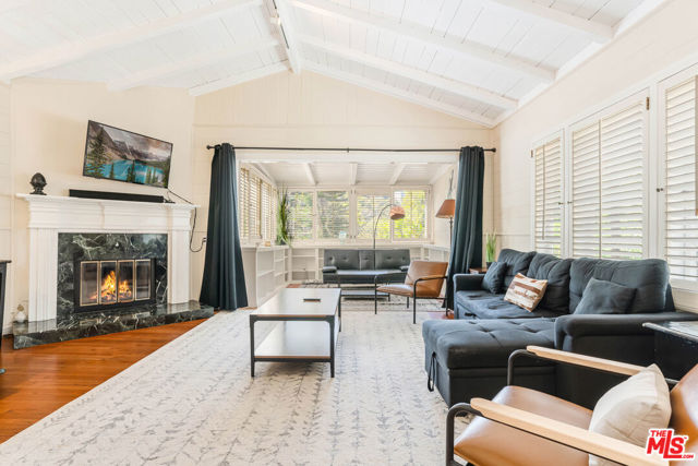 10306 Seabury Lane, Los Angeles CA: https://media.crmls.org/mediaz/5f8de15a-2758-4453-ba43-108d80ac32a0.jpg