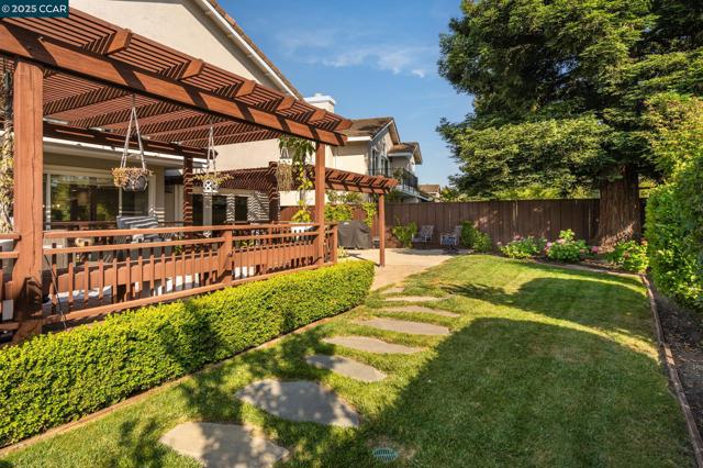 2060 Canyon Crest Ave, San Ramon CA: https://media.crmls.org/mediaz/5f8e2ead-9ce5-435f-ae51-bb2346a3b79a.jpg