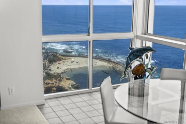 939 Coast Blvd, La Jolla CA: https://media.crmls.org/mediaz/5f8e579c-4a23-45f6-b5cd-42fcc0e3006b.jpg