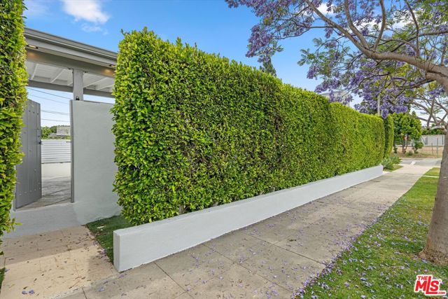10650 Putney Road, Los Angeles CA: https://media.crmls.org/mediaz/5f8e853d-3da2-496c-b048-c5f74b9878dd.jpg