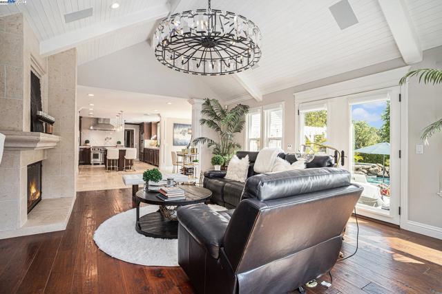 91 RED CYPRESS CT, Danville CA: https://media.crmls.org/mediaz/5f8f561f-969e-4344-93cc-40bd394d28d9.jpg