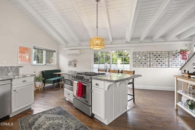 999 Waterbury Lane, Ventura CA: https://media.crmls.org/mediaz/5f8f770b-76c9-4080-9aee-085b5cdc8de5.jpg
