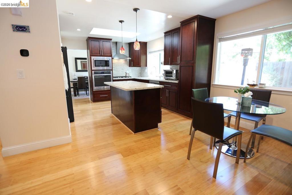 https://media.crmls.org/mediaz/5f8fbe04-2304-403b-ba5c-1b1541df578d.jpg?preset=X-Large