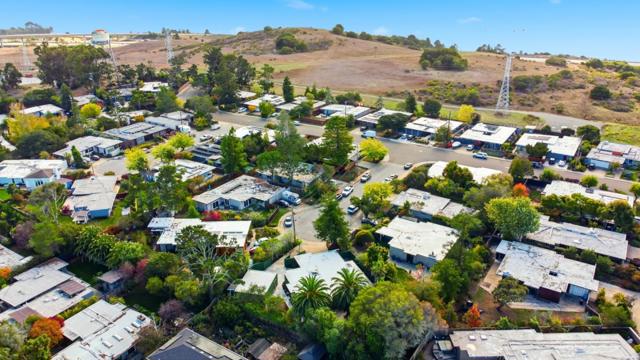 35 French Creek Place, San Mateo CA: https://media.crmls.org/mediaz/5f8fccd5-cc7a-4018-9506-5def3e5a5e24.jpg