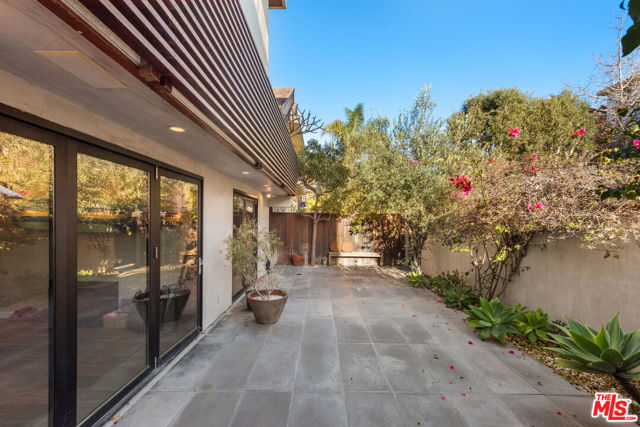 4616 Roma Court, Marina del Rey CA: https://media.crmls.org/mediaz/5f9012a6-3056-45eb-b45a-2e501d9d4fee.jpg
