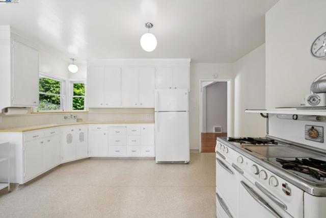 1658 Gouldin Rd, Oakland CA: https://media.crmls.org/mediaz/5f904c98-8493-434c-b792-03135ed9e19a.jpg