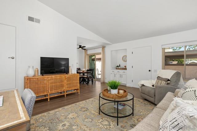 545 Shady Brook Pl, Escondido CA: https://media.crmls.org/mediaz/5f908aa6-b6f9-4895-ad4e-142860dc4001.jpg