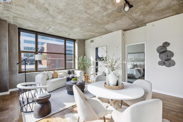311 2nd St, Oakland CA: https://media.crmls.org/mediaz/5f90cc73-a805-489b-90cf-ab693676502a.jpg