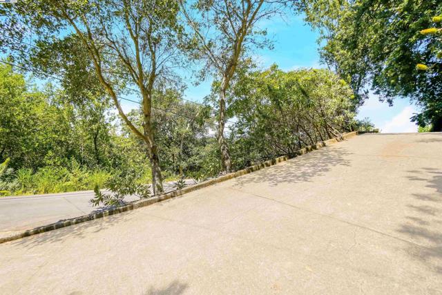 21 Red Rock Way, San Rafael CA: https://media.crmls.org/mediaz/5f910d76-60df-4728-b674-56448760b0a8.jpg