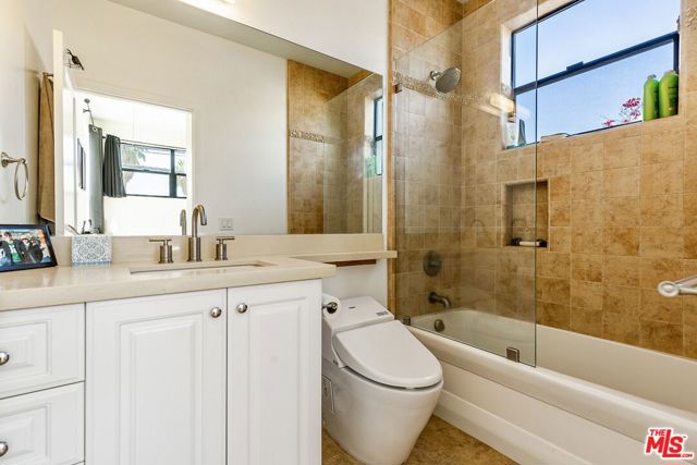 28 Ozone Avenue, Venice CA: https://media.crmls.org/mediaz/5f916602-39ce-4c28-840d-2a1251e2fccd.jpg