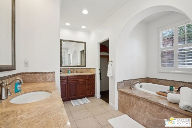 1070 Bella Vista, Palm Springs CA: https://media.crmls.org/mediaz/5f921d77-e47c-4444-9a15-8f176a3548a3.jpg