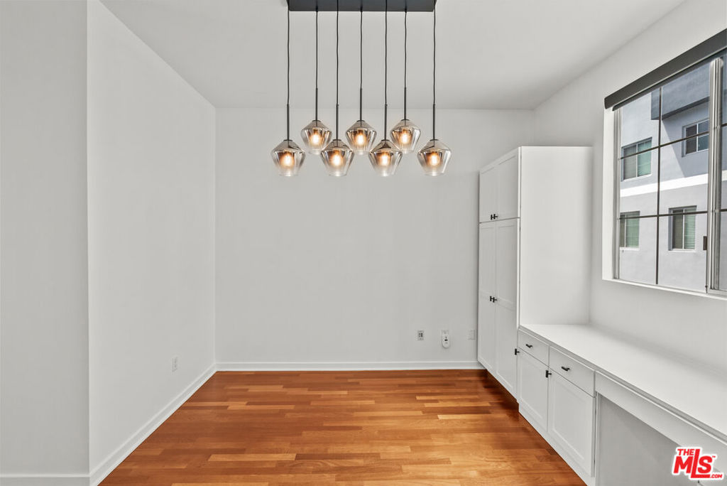 https://media.crmls.org/mediaz/5f931ede-da31-4d6d-a7f8-5d80595c147b.jpg?preset=X-Large