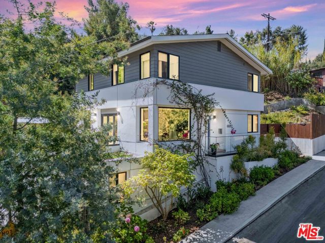 4841 Minden Place, Los Angeles CA: https://media.crmls.org/mediaz/5f9368fc-bebe-45bc-a01f-fc1716474324.jpg