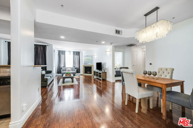 4724 Kester Avenue, Sherman Oaks CA: https://media.crmls.org/mediaz/5f937c85-f3d9-4619-97a4-4942540830ad.jpg