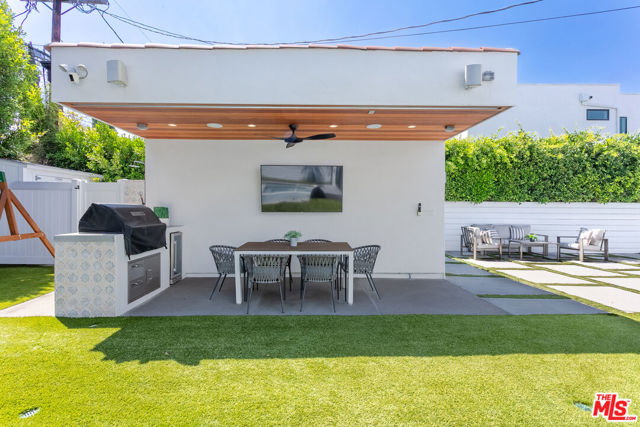 732 N Cherokee Avenue, Los Angeles CA: https://media.crmls.org/mediaz/5f944457-e80f-4a82-a18d-1cbea64d254e.jpg